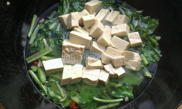 在倒入一碗水，把豆腐放入