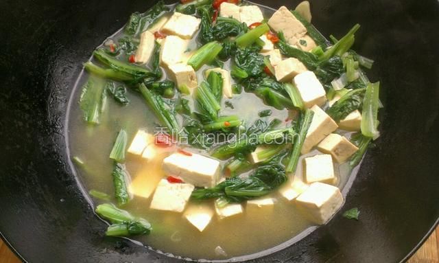 烧制小白菜软烂关火，放一点鸡精，香油拌匀出锅
