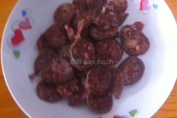 青椒炒腊肠的做法图解1