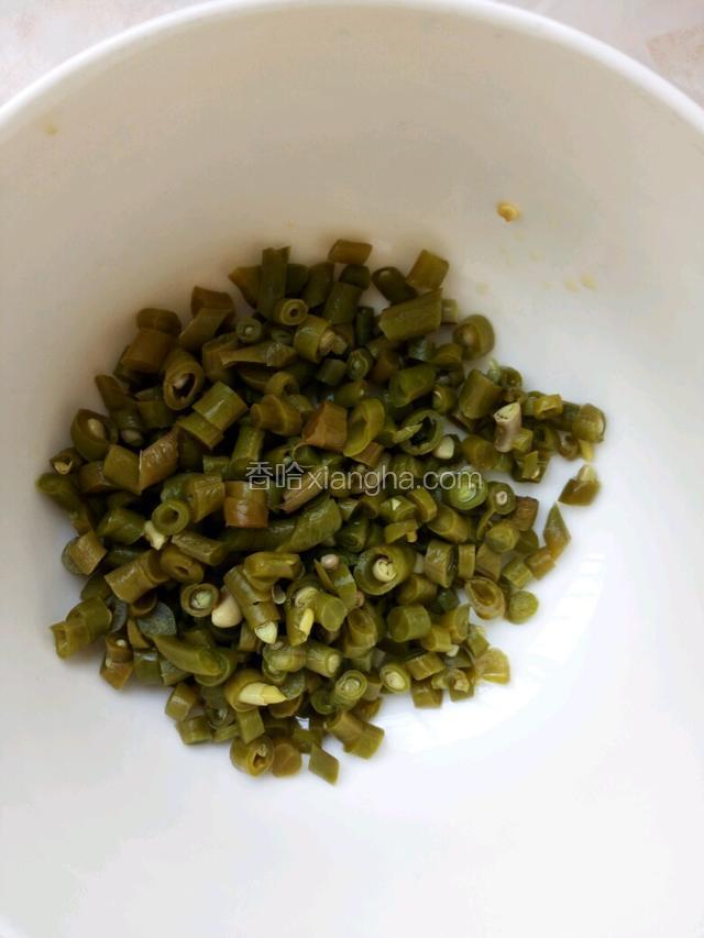 酸豆角切碎备用