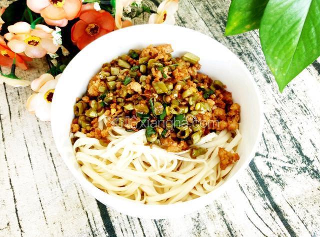 把炒好的酸豆角肉沫倒入面条里即可，吃的时候搅拌一下
