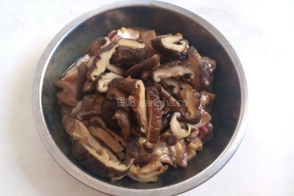 香菇鸡肉饭的做法图解3