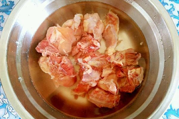 香菇土豆炖鸡块的做法图解1