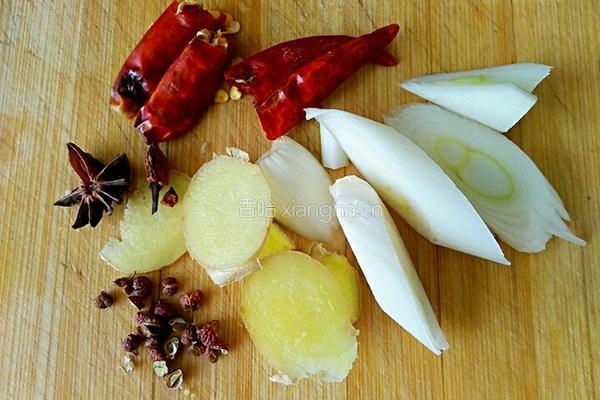 香菇土豆炖鸡块的做法图解4
