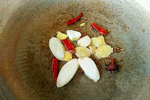 香菇土豆炖鸡块的做法图解5