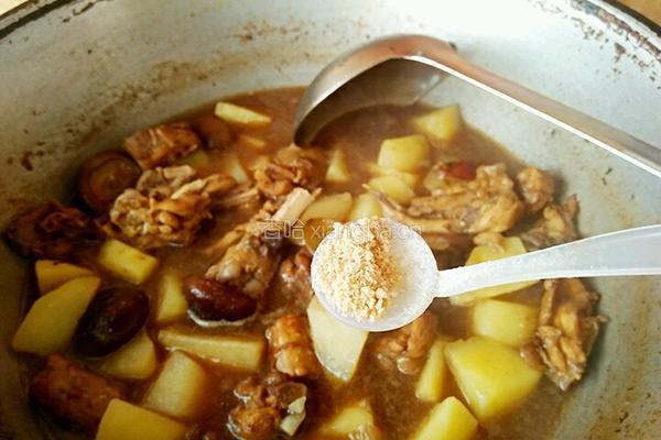 香菇土豆炖鸡块的做法图解12