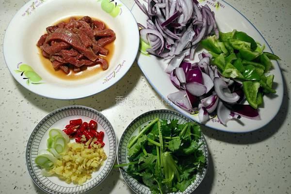 铁板牛肉的做法图解1