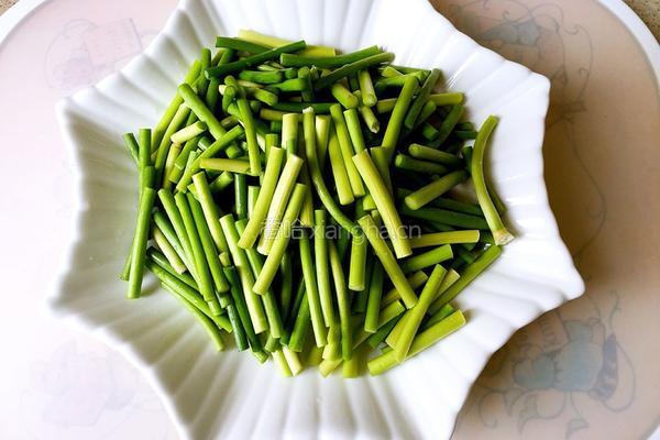蒜台炒腊肉的做法图解3