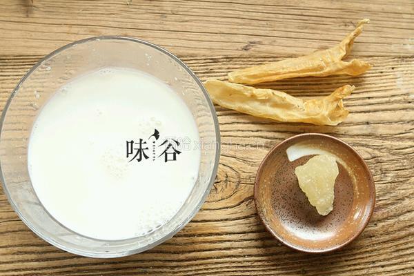 花胶炖鲜奶的做法图解1