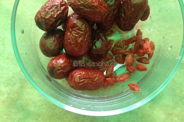 红枣枸杞鸽子汤的做法图解4