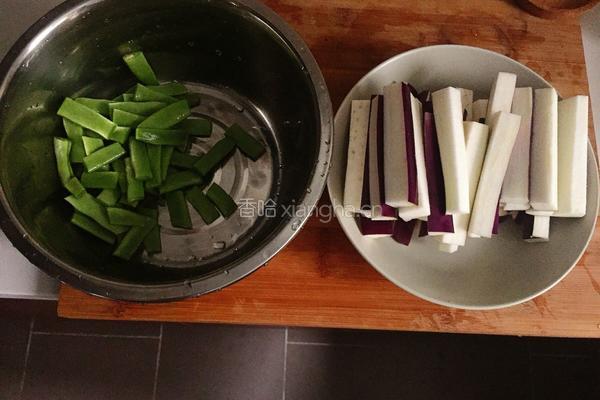 豆角炒茄子的做法图解1