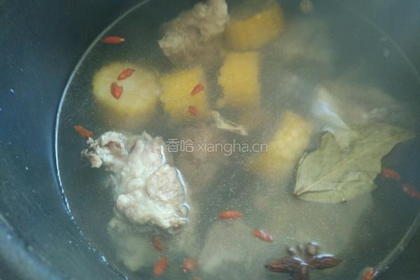 桂圆莲子玉米猪骨汤的做法图解7