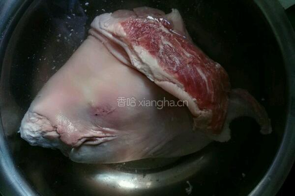 家常焖黄豆肘子的做法图解1