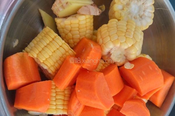 胡萝卜玉米汤的做法图解3