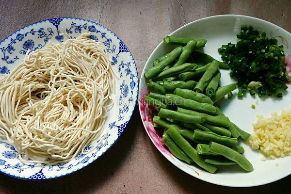 素扁豆焖面的做法图解1