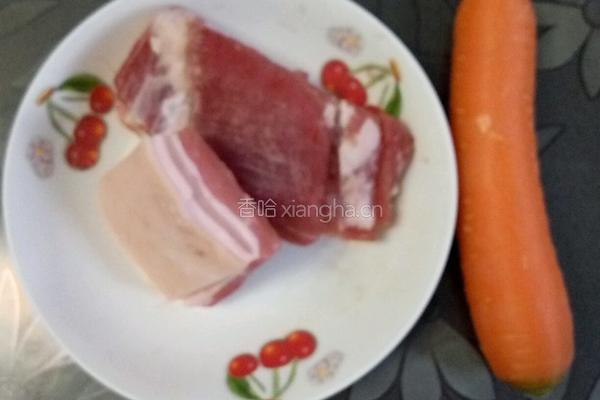 五花肉烧胡萝卜的做法图解1