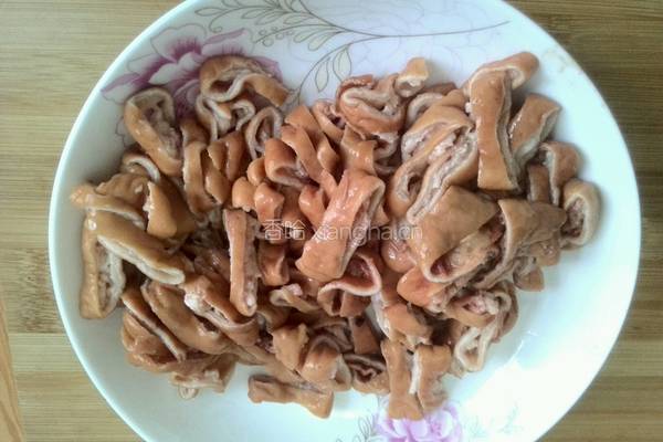 酸菜炒猪大肠的做法图解2