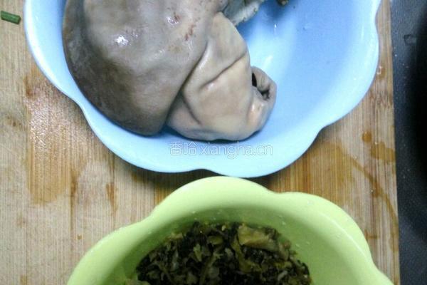 咸菜炒猪肚的做法图解1