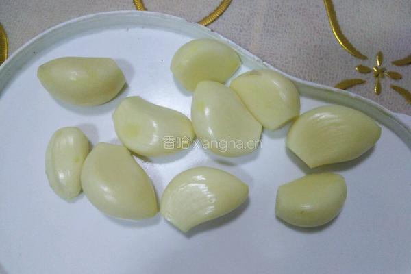大蒜烧鲢鱼的做法图解3