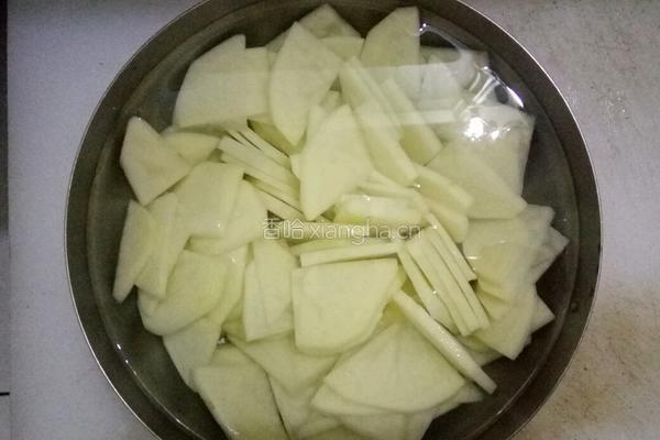 土豆片炒肉的做法图解1