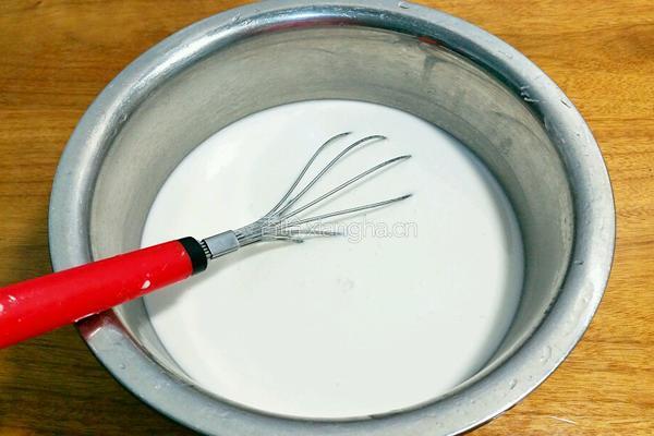 自制瘦肉蛋肠粉的做法图解1