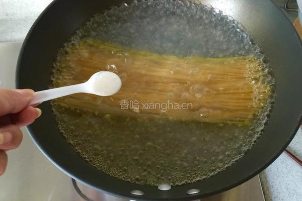 牛奶培根意大利面的做法图解3