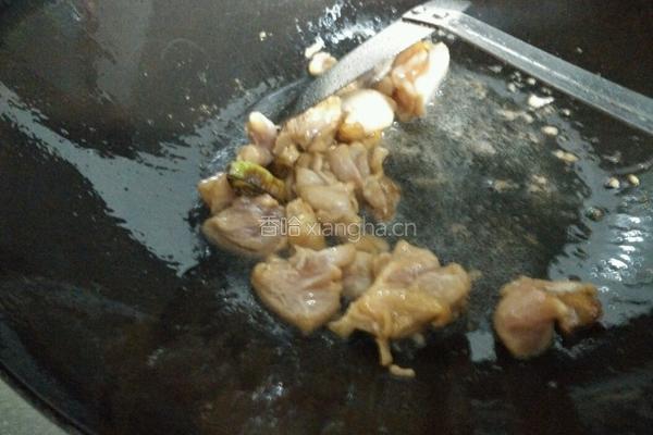 鸡腿肉炒笋瓜的做法图解5