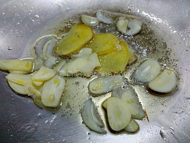 起油锅，加姜蒜爆香。
