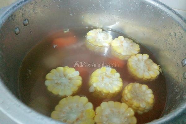 红萝卜排骨玉米汤的做法图解5