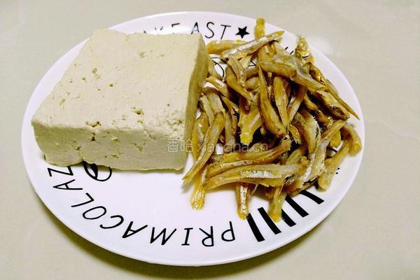 咸鱼炖豆腐的做法图解1