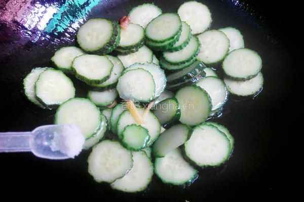 蛤蜊黄瓜汤的做法图解3
