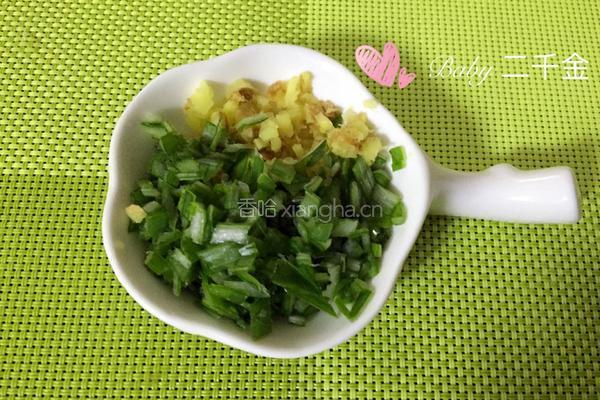 凉拌松花蛋 简易菜的做法图解2