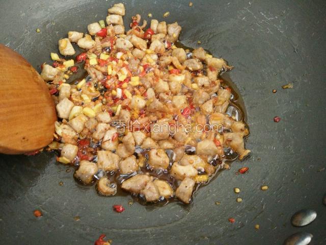 下图正在炒的过程，要不段的翻炒，同时放盐味精