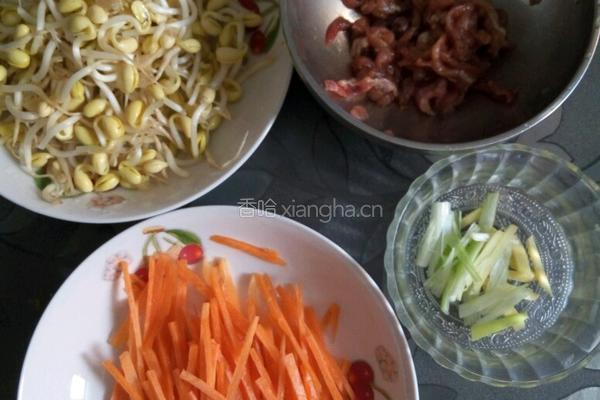 猪肉炒豆芽的做法图解2