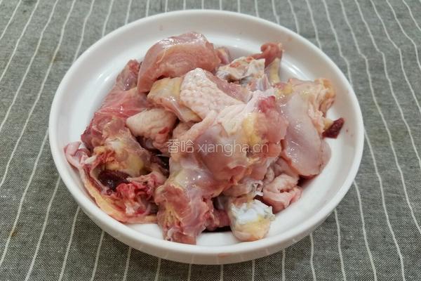 苹果花生芡实鸡汤的做法图解2