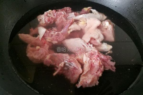 苹果花生芡实鸡汤的做法图解3