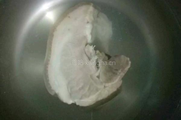 卷心菜回锅肉的做法图解1