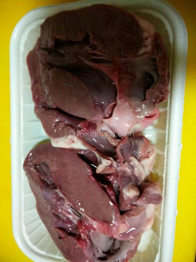 猪血买回来切开，洗干净内部