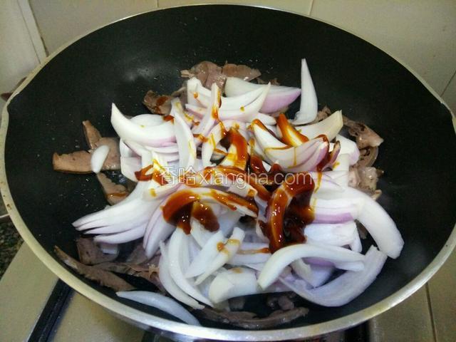 加蚝油，生抽搅拌均匀