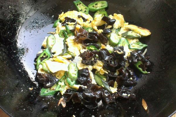 黑木耳秋葵炒鸡蛋的做法图解6