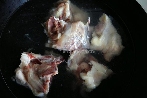 炖鸡骨架的做法图解1