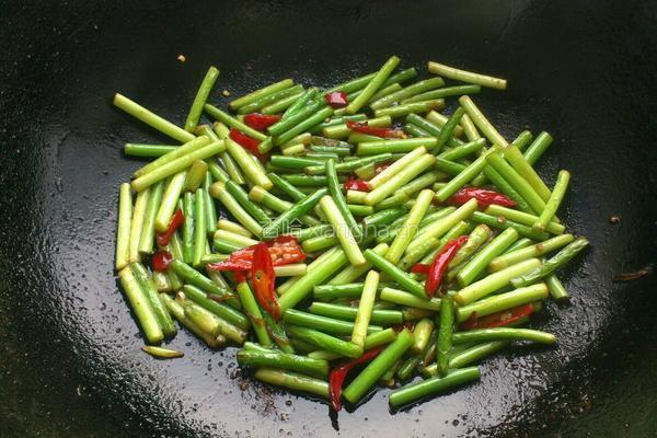土豆条炒蒜苔的做法图解8