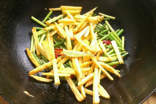 土豆条炒蒜苔的做法图解9