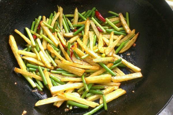 土豆条炒蒜苔的做法图解10