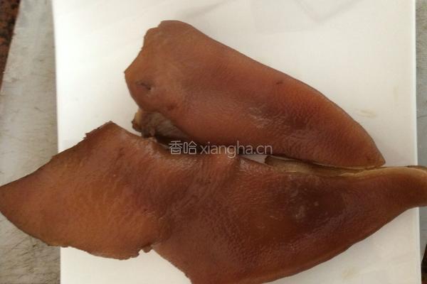 紫苏凉拌猪耳朵的做法图解3