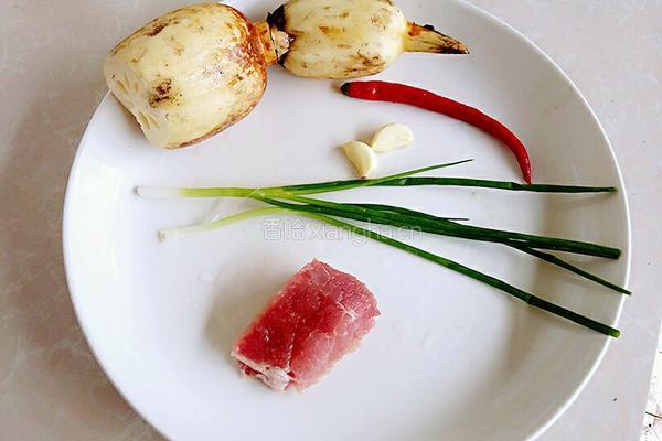 滑炒藕片瘦肉的做法图解1