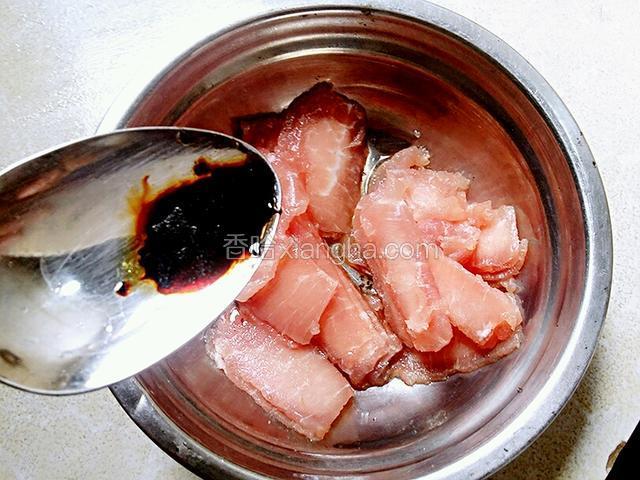老抽酱油两滴，这个主要是给瘦肉上色用，然后把瘦肉用手抓均腌两分钟