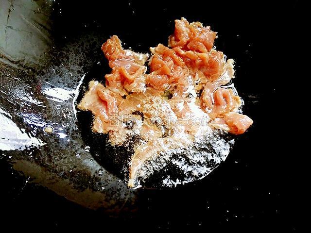 锅洗净，小火把锅烧热，往锅内加大豆油十克，紧接着把浆制好的瘦肉下锅炒散