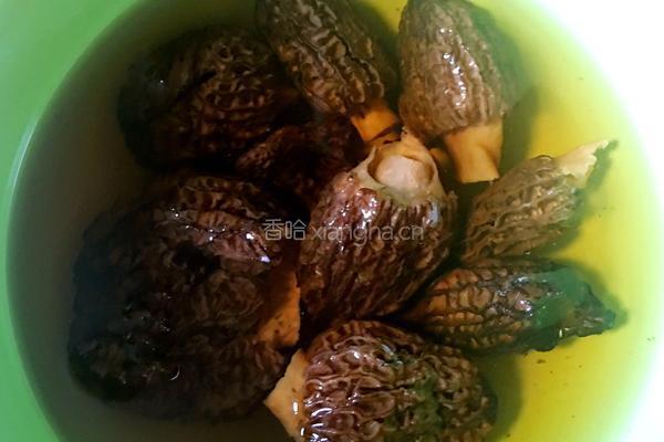 芦笋虾仁羊肚菌的做法图解2