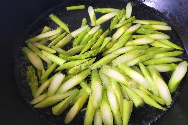 芦笋虾仁羊肚菌的做法图解4